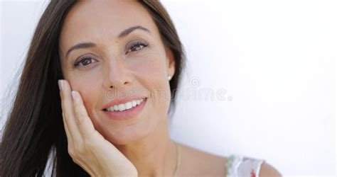 Wunderbarer Brunette Der An Der Kamera Aufwirft Stockbild Bild Von Aufwerfung Freundlich