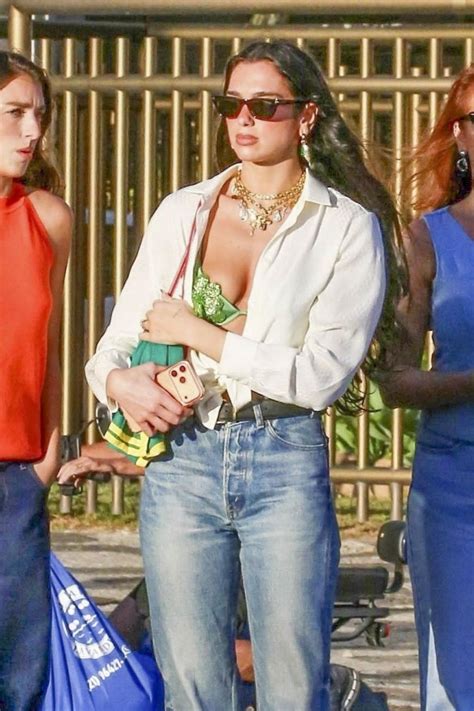 Jeans cigarette y tenis blancos, el estilo de Dua Lipa para pasear por ...