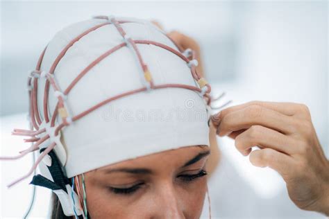 Examen Cerebral Por Eeg O Electroencefalograma Del Cerebro En Una