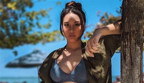 Foto Anya Geraldine Pose Seksi Pakai Bikini Di Pantai Bali Page