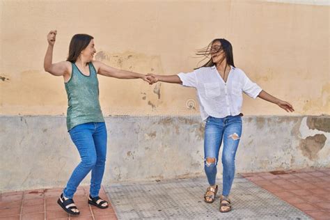 Dos Mujeres Madre E Hija Sonriendo Confiadas Bailando En La Calle Foto