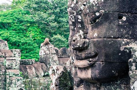 Rostros De Piedra En El Templo De Bayon En Angkor Wat Siem Reap Foto De