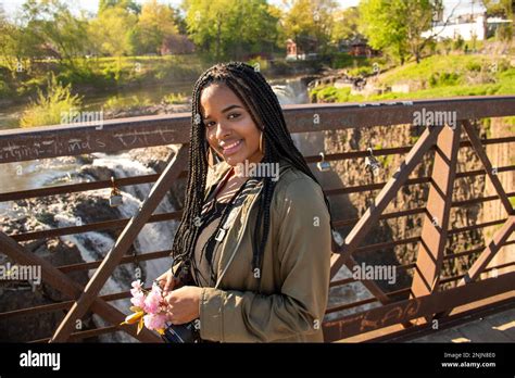 Hübsche latina Fotos und Bildmaterial in hoher Auflösung Alamy