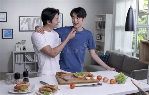 Casal Gay Asi Tico Cozinhando Em Kitchenlgbbb Homens Casais Est O Se Divertindo Juntos Enquanto