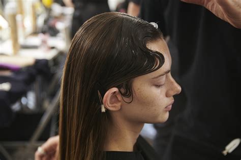 Hair lightening spray Απόκτησε sun kissed blonde απόχρωση χωρίς να βάψεις τα μαλλιά σου The Issue