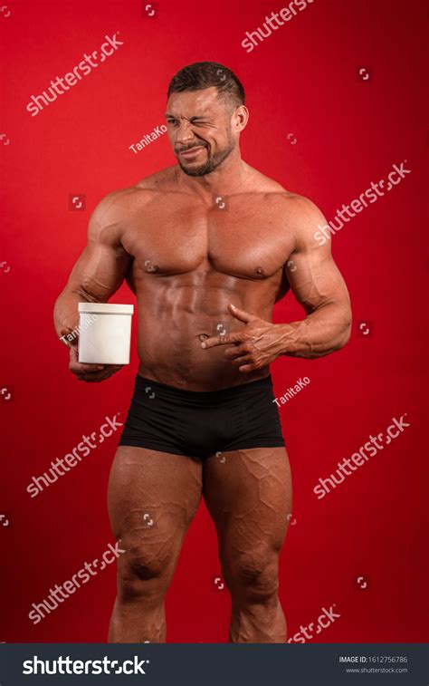 Male Athlete Bodybuilder Naked Torso Holds Foto Stock Shutterstock