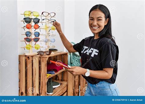 Jovem Latina Usando Touchpad Trabalhando Na Loja De Roupas Foto De Stock Imagem De Compra