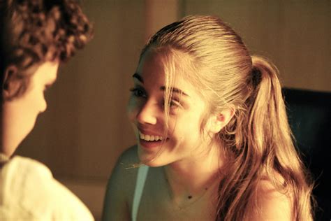 Naked Alice Isaaz in La crème de la crème