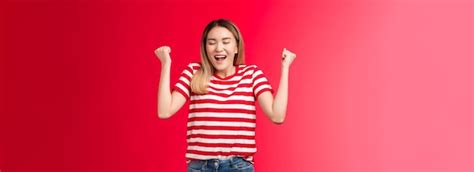 Hourra Je L Ai Fait Triomphant Jolie Fille Blonde Asiatique Gaie Faire Des Pompes De Poing Yeux