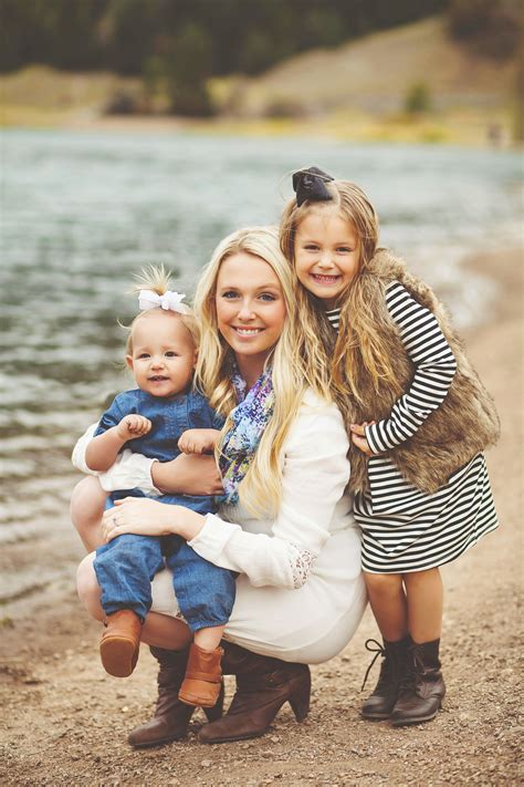 what to wear family photoshoot for fall! Mom and daughter photos Fall ...