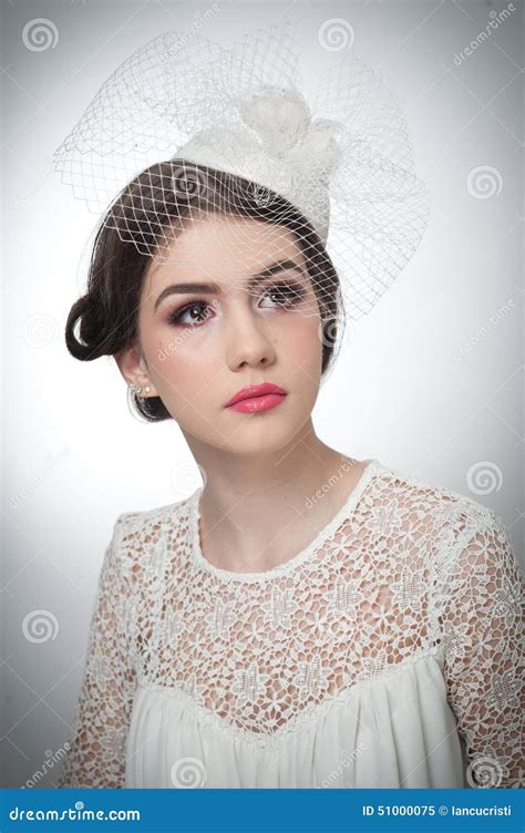 Frisur Und Bilden Schönes Kunstporträt Des Jungen Mädchens Netter Brunette Mit Weißer Kappe