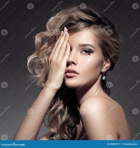 Schöne Blonde Frau Gelocktes Langes Haar Stockbild Bild von vollkommen gesund