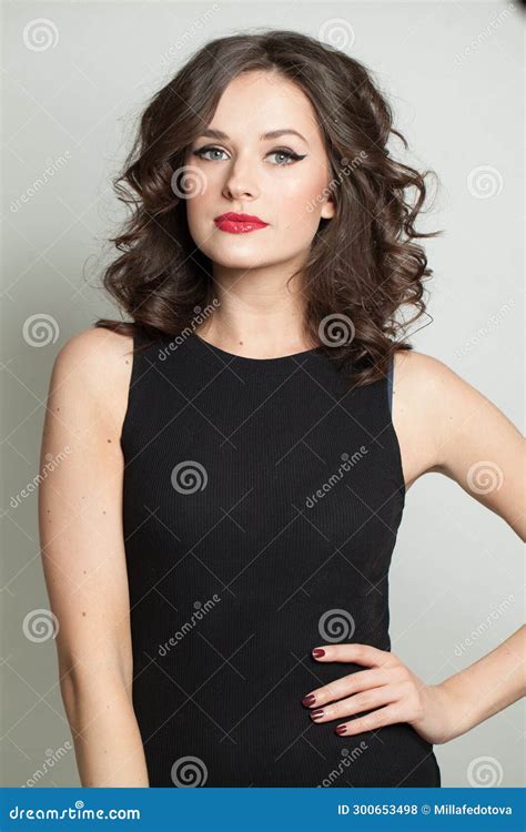 Elegante Joven Glamorosa Modelo De Brunette De Moda Mujer Con Cabello Ondulado Piel Saludable Y