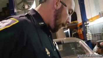 Chicos de sexo gay teniendo erecciones en público son destrozados por la policía XVIDEOS