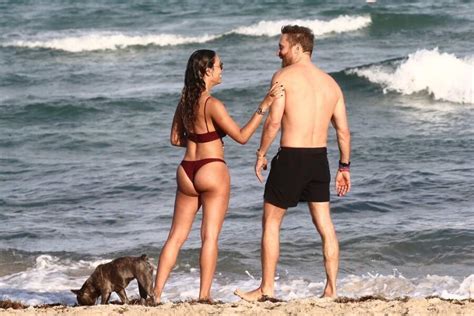 PHOTOS David Guetta et sa compagne super sexy en bikini le couple très amoureux à la plage Gala