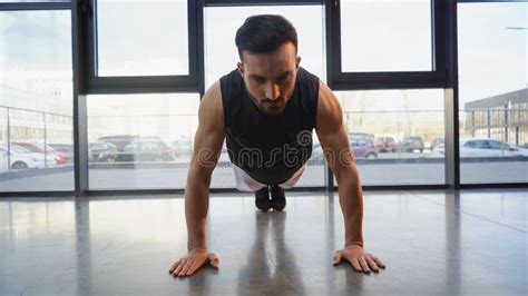 Deportista De Brunette De Pie En Plancha Foto De Archivo Imagen De Actividad Ejercicio 241134908