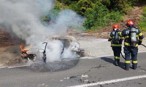 FOTO Incendiu în apropiere de Abrud Un autoturism a ars ca o torță pe