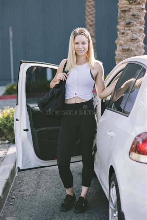 Femelle Millénaire Caucasienne Blonde Avec Le Sac De Gymnase Et Habillement De Séance D
