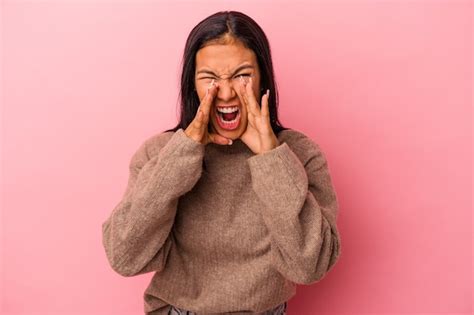 Mujer Latina Joven Aislada Sobre Fondo Rosa Gritando Emocionado Al