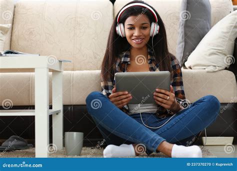 Latina Junge Frau Sitzt Auf Teppich Mit Tablett Und Sieht Der Schauspielerin Beim Headset Zu