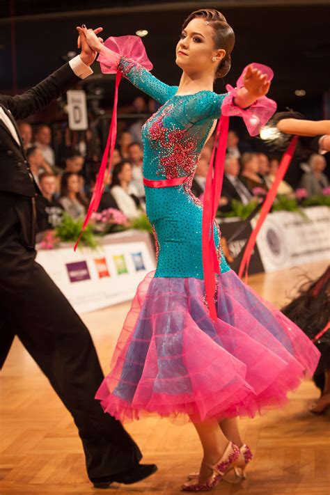 Женственный способ польстить фигуре: лента на талии - Ballroom Style