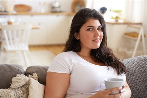 Menina morena latina posando em ambiente fechado Foto Grátis