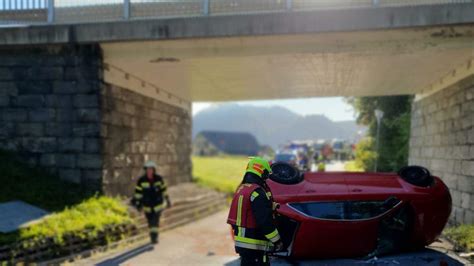 Schwerer Unfall in Villach Pkw stürzte über Brückengeländer auf eine