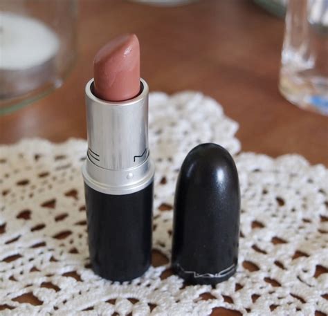 Make-up: MAC Honeylove Lipstick | LV In Love With