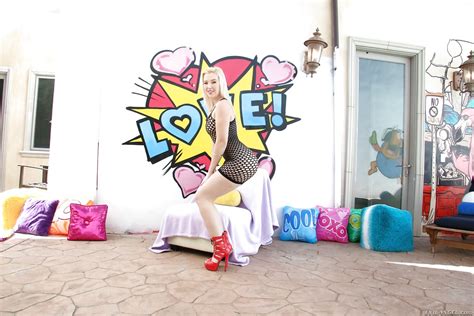 Leggy Babe Samantha Rone Showing Off Round Pornstar Butt Outdoors Porn Pictures XXX Photos Sex