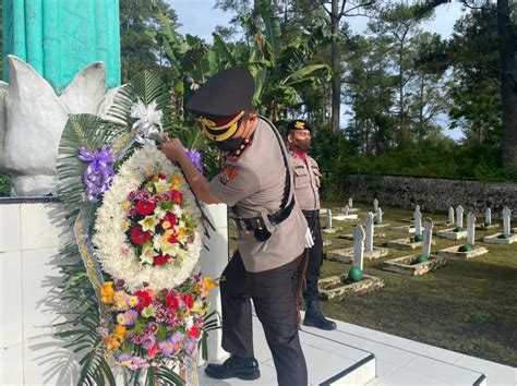 rangka hut bhayangkara   tradisi ziarah  tabur bunga
