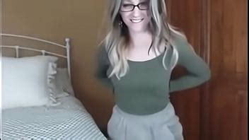 Profesora bailando y desnudándose video aquí arriba bajo XVIDEOS