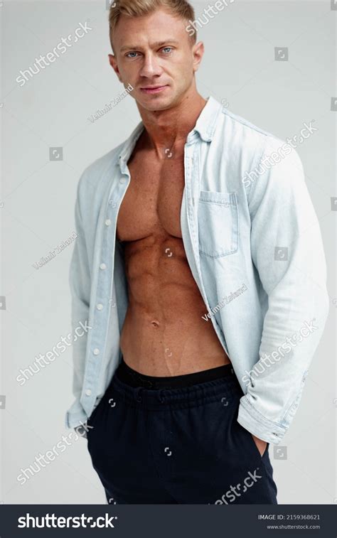 Male Bodybuilder Blond Shirt On Naked Foto Stock Shutterstock