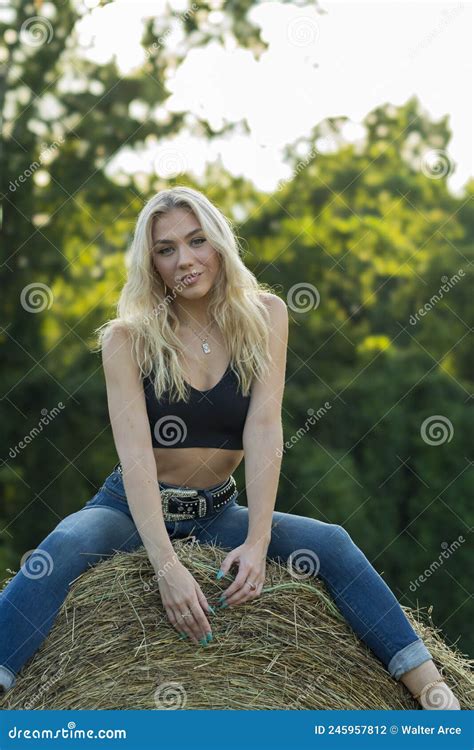 Une Belle Blonde Pose Dehors Dans Un Environnement Agricole Photo Stock Image Du Fille