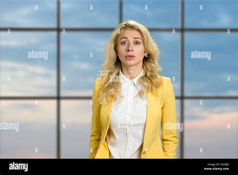 Portrait De Jeune Femme D Ue Belle Blonde En Col Re Confus Sur Ciel Bleu Office Arri Re Plan