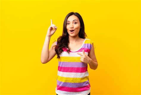 Joven Mujer Bonita Latina Sinti Ndose Orgullosa Y Sorprendida Apuntando A S Misma Con