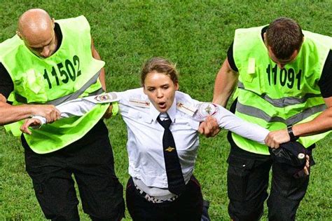 Le groupe Pussy Riot poursuivi en Russie après l envahissement de terrain