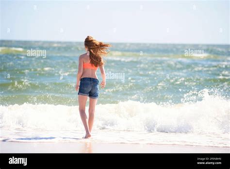 Tween girl bikini Fotos und Bildmaterial in hoher Auflösung Alamy
