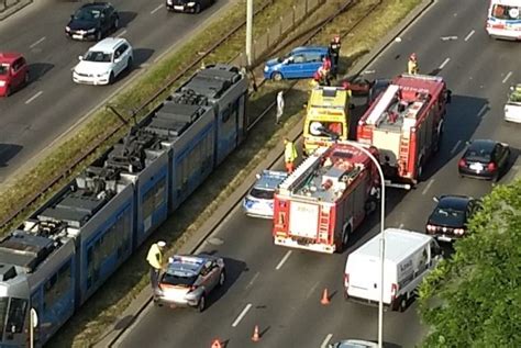 Wypadek Na Legnickiej Auto Dachowa O I Ugrz Z O Na Torowisku Zdj Cia