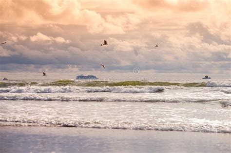 Puesta Del Sol Dramática Sobre El Mar Báltico En El Verano Nubes