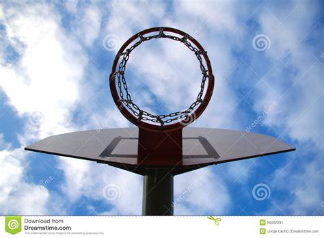 Tablero Y Aro Del Baloncesto En Un Fondo Urbano Imagen De Archivo