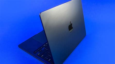 A Closer Look at the New MacBook Air M2 - CNET