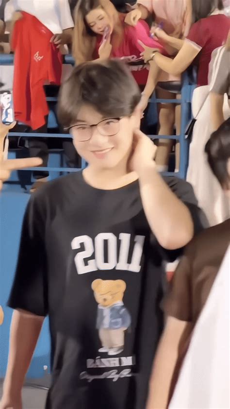 Showbiz Vi T L I Xu T Hi N Th M M T Hot Boy Nh Nhan S C Nh C N C M Cho H C Tr Ng Qu C