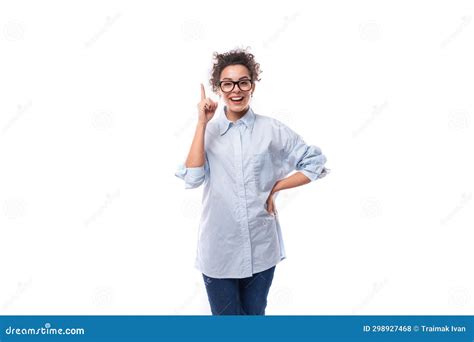 Exitosa Brunette Rily Joven Empleada De La Empresa Mujer Vestida Con Una Camisa Azul Claro Sobre