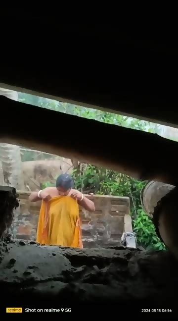 Mature Indian Aunties Outdoor Bathing Secretly Captured
