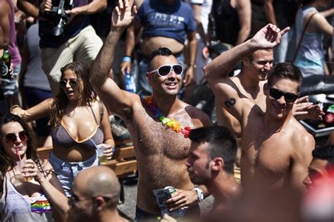 G1 Milhares celebram Parada do Orgulho Gay na cidade israelense de Tel Aviv notícias em Mundo