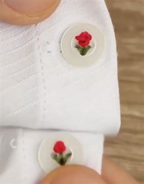 Попросила в мастерской зашить мне пуговицы на рубашке: когда забирала ...