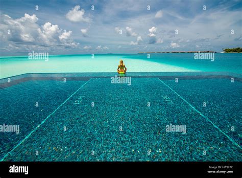 Frau im bikini von hinten Fotos und Bildmaterial in hoher Auflösung Alamy