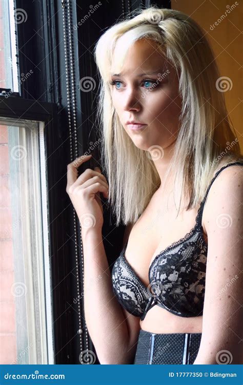 Femme Blonde Dans Le Soutien Gorge Photo Stock Image Du Boudoir Fille