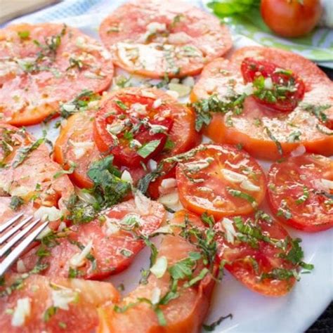 Sliced Tomato Salad with Basil, Garlic and Olive Oil - Sustain My ...