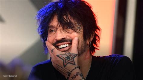 Tommy Lee addresses that full frontal nude photo during Mötley Crüe show Video